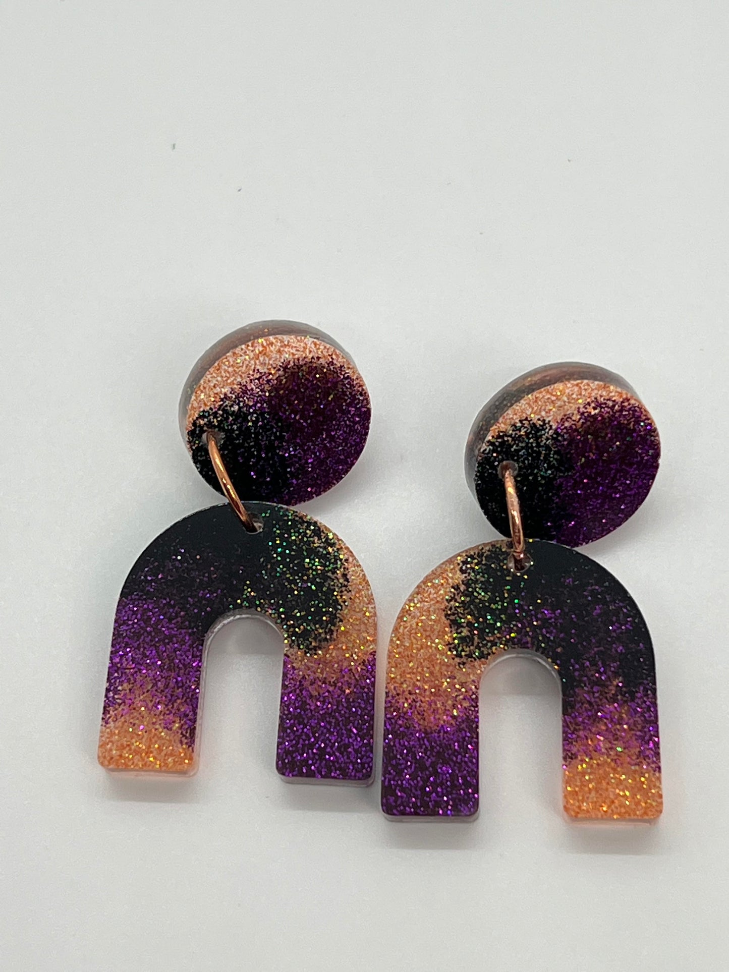 RESIN POST RAINBOW IN BLACK, ORANGE AND PURPLE SPARKLE