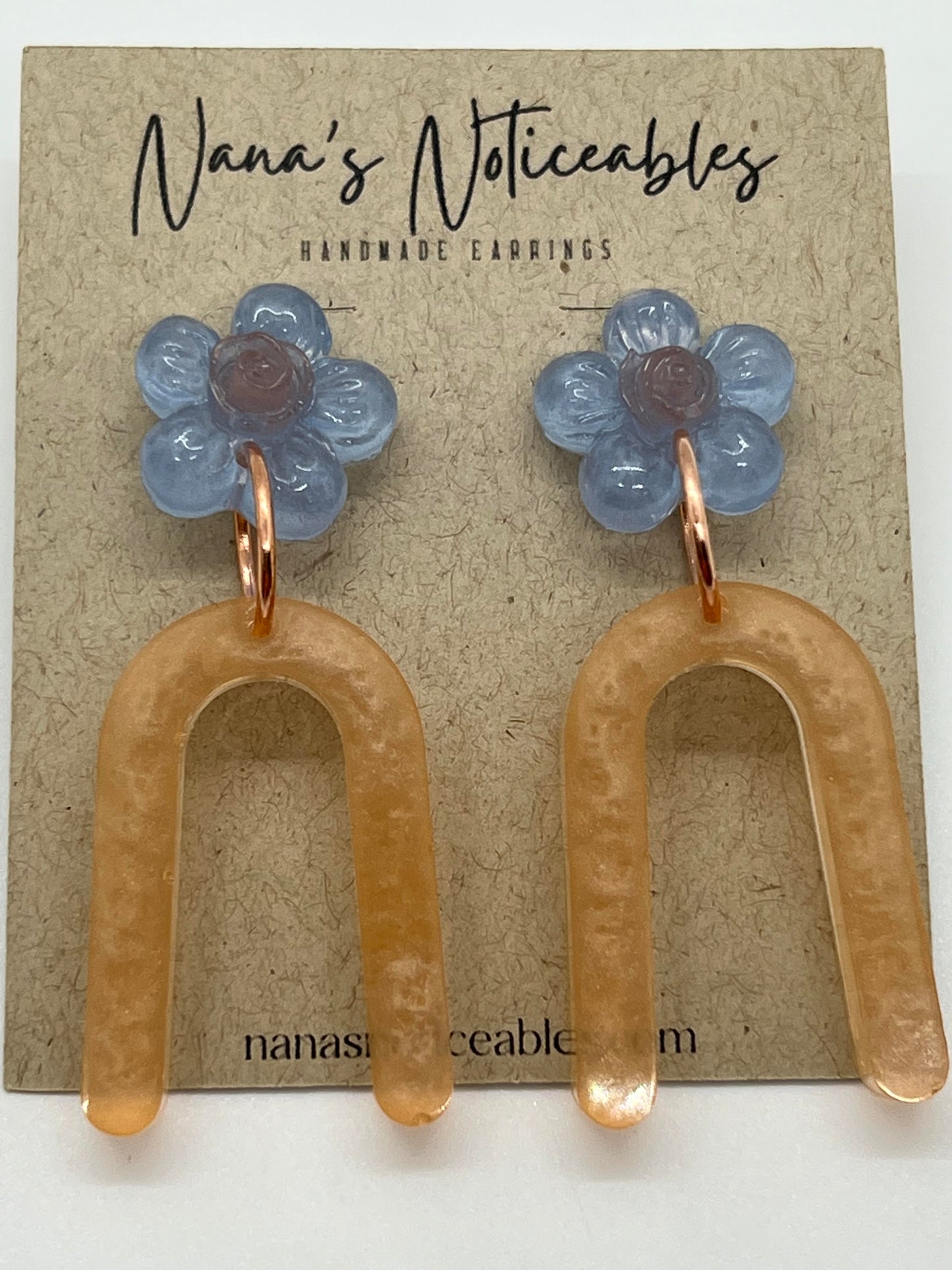 RESIN FLOWER IN LIGHT BLUE WITH A PEARL BLUSH RAINBOW