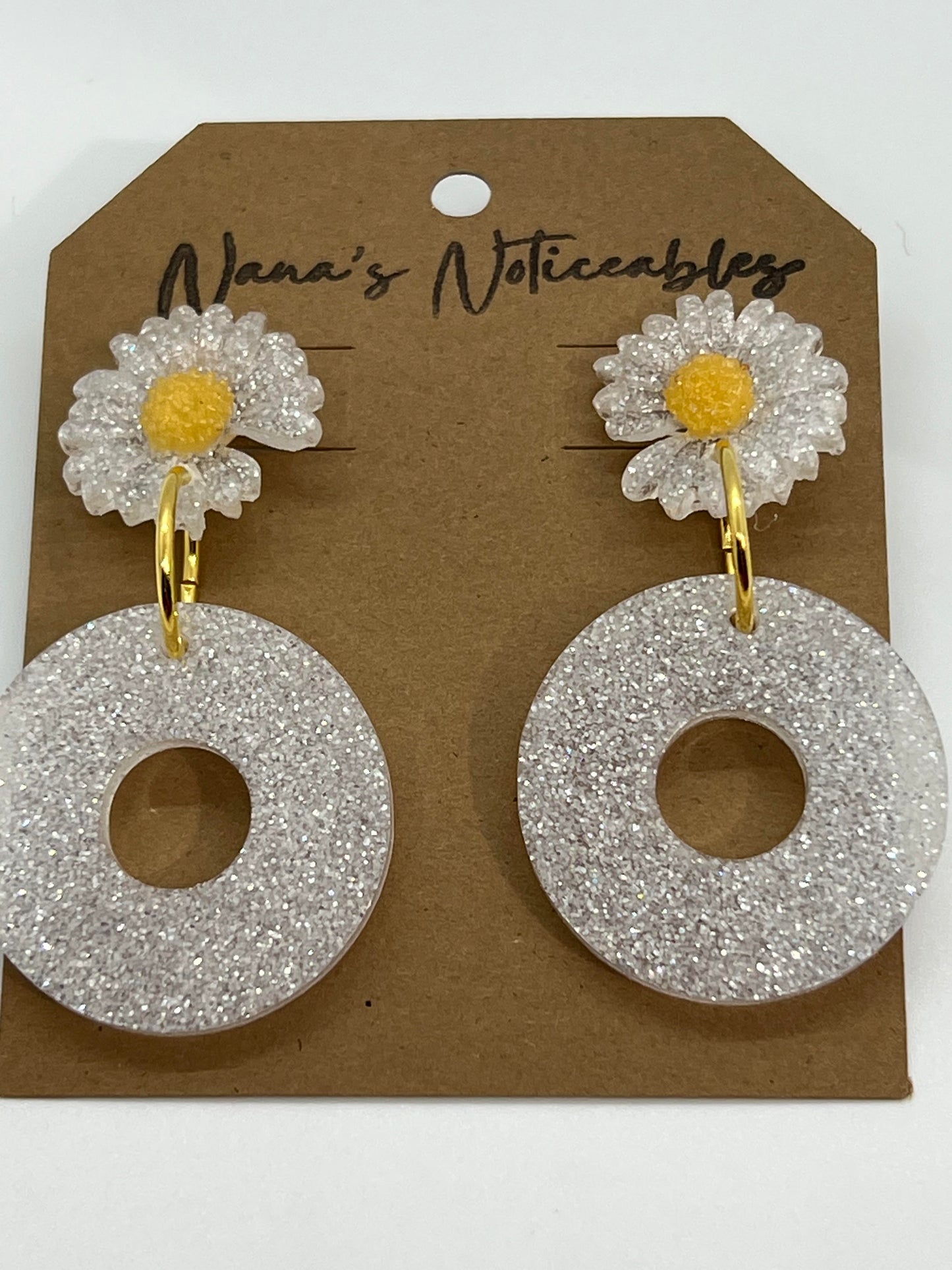 RESIN FORGET ME NOT DAISY WITH A DROP OF AN OPEN CIRCLE IN SPARKLY WHITE AND YELLOW