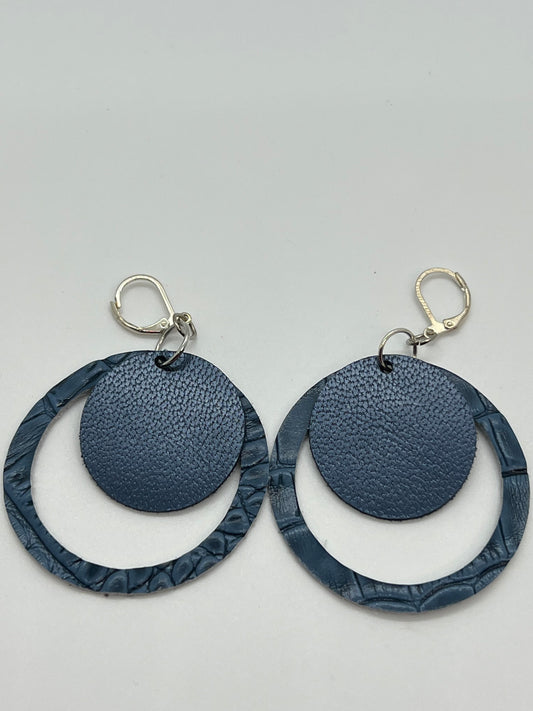 LEATHER 2 LAYERS OPEN CIRCLE IN NAVY AND COBALT WHICH IS CROCO EMBOSSED