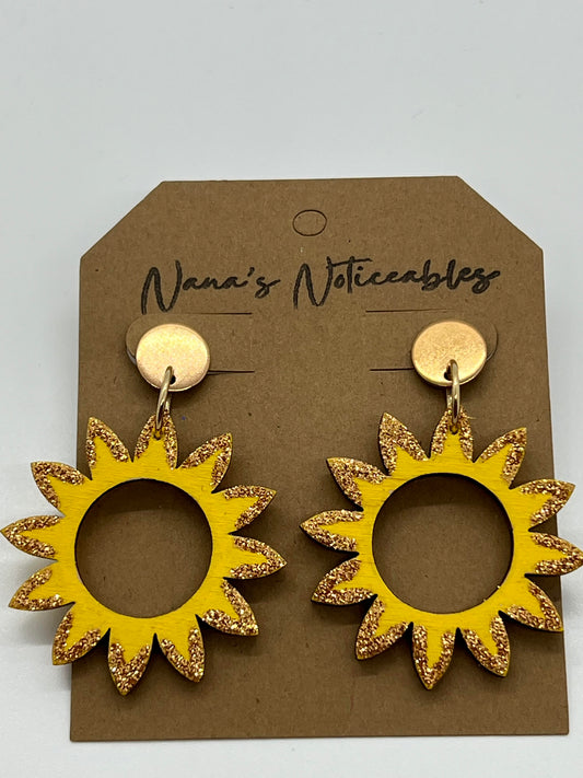 WOOD OPEN SUN EARRINGS WITH GOLD GLITTER