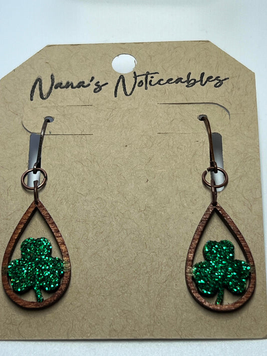 WOOD SMALL SHAMROCKS IN GLITTER GREEN