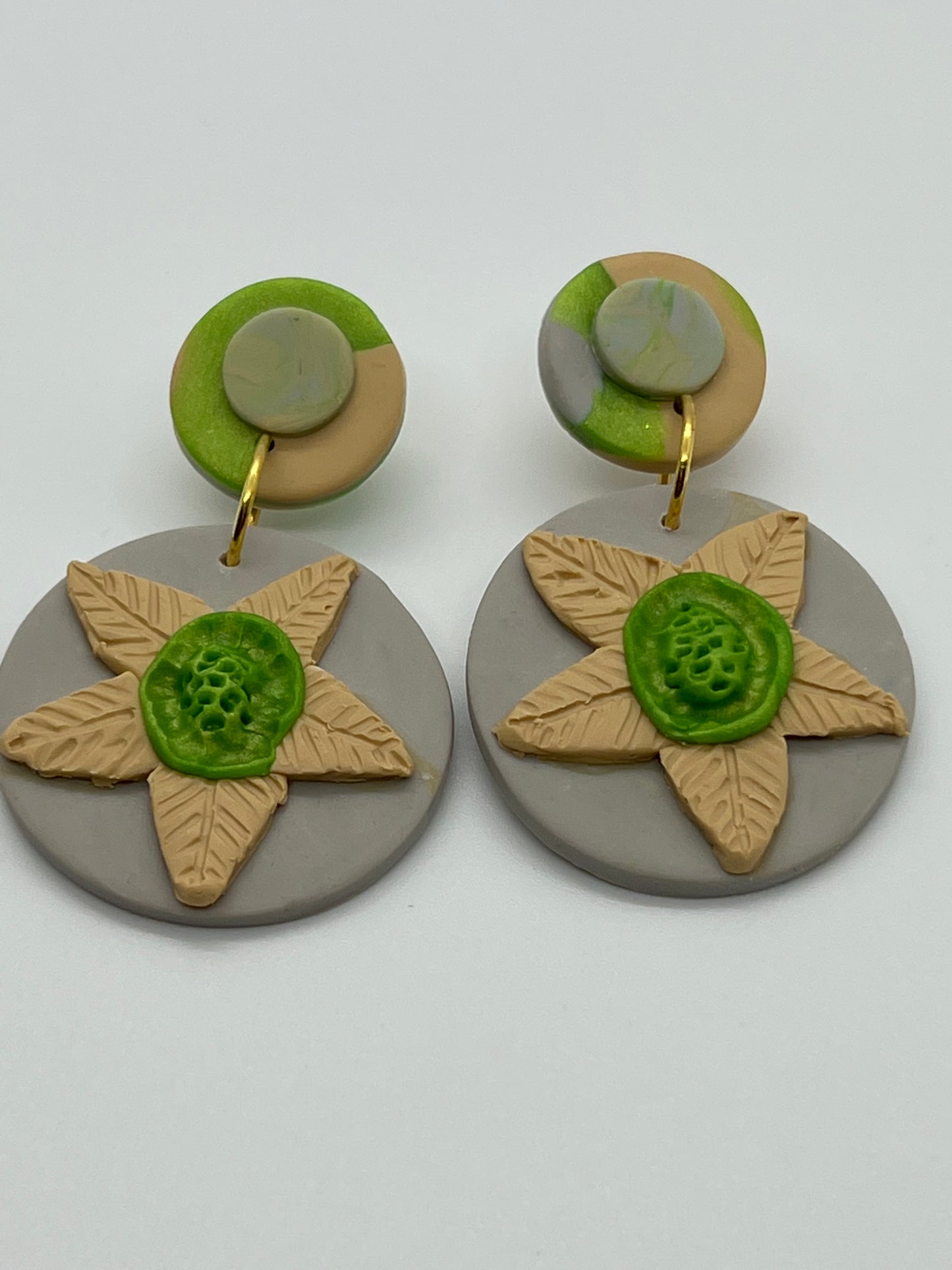 POLYMER CIRCLE WITH LARGE FLOWER IN LIGHT GRAY, BEIGE & SPARKLE GREEN