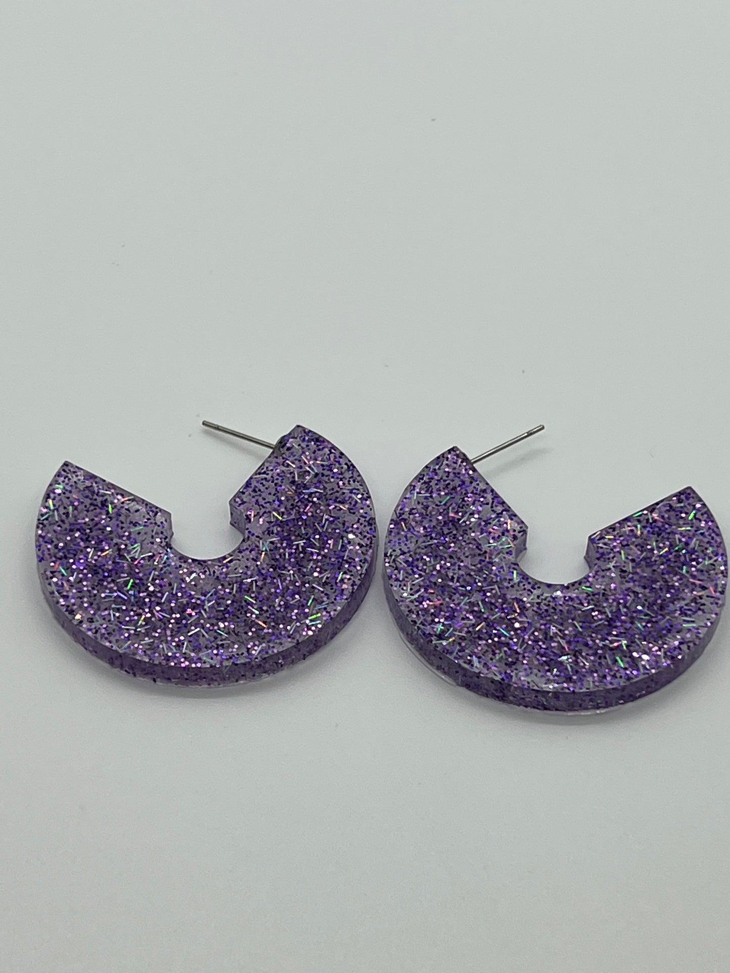 RESIN 3/4 CIRCLE HOOP IN TRANSLUCENT MULTI PURPLE GLITTER