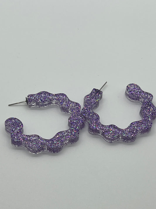 RESIN RUFFLE CIRCLE HOOP IN TRANSLUCENT MULTI PURPLE GLITTER