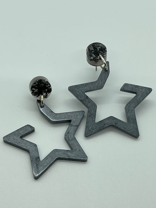 RESIN OPEN STAR IN GRAY SHIMMER CIRCLE POST IN BLACK GLITTER