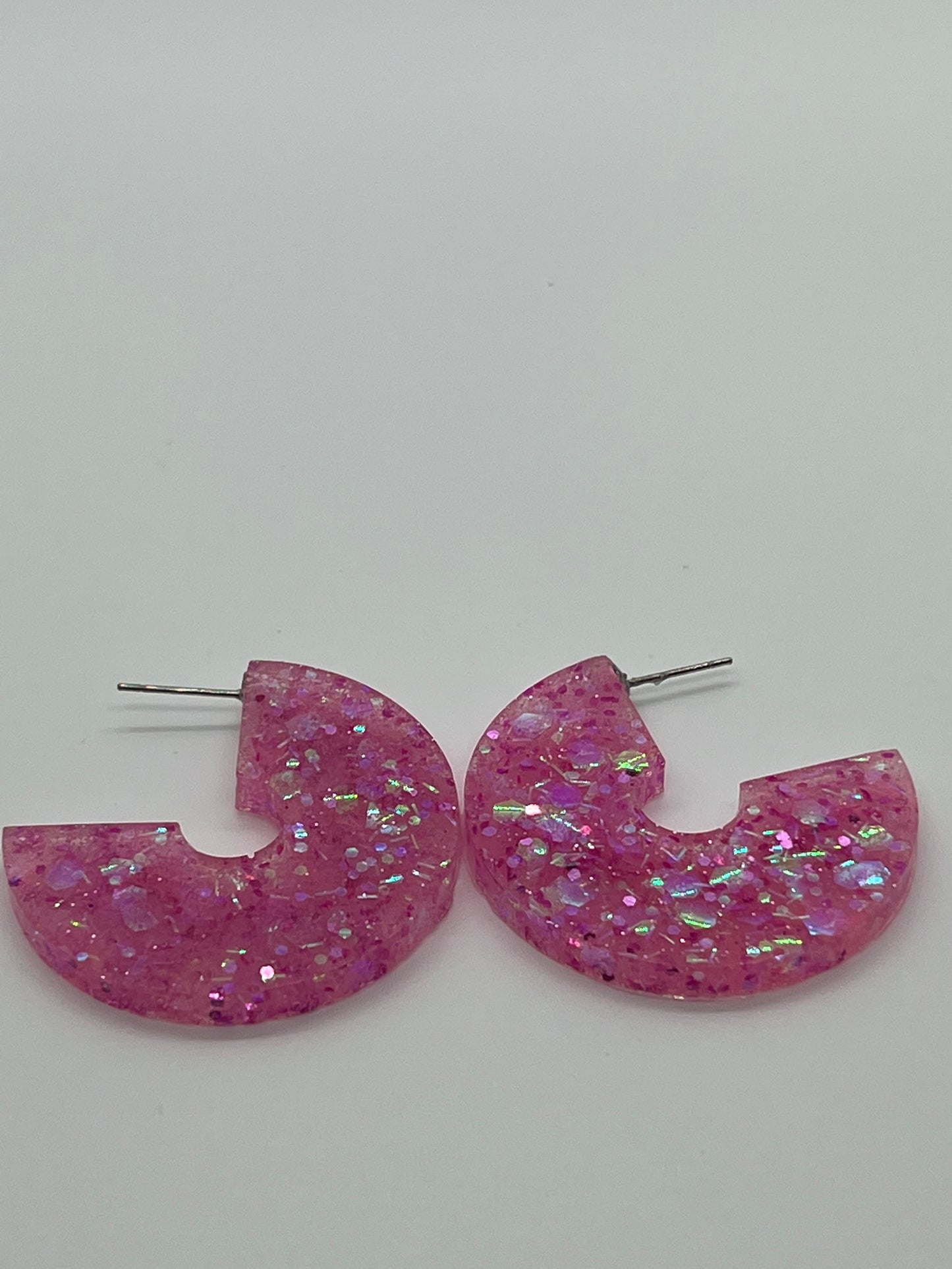 RESIN CIRCLE HOOP POST IN MULTI SPARKLE PINK