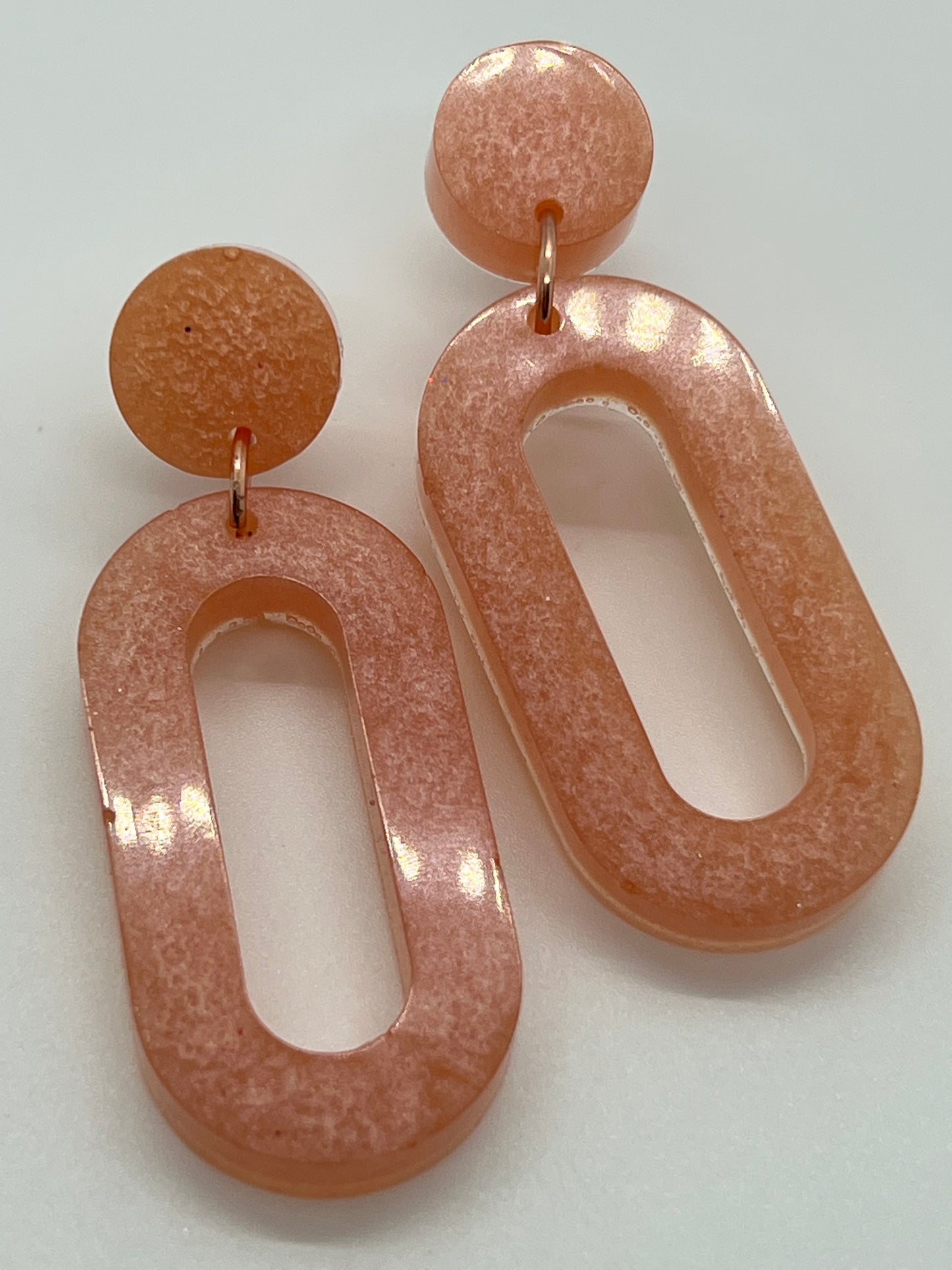 RESIN LONG OPEN OVAL WITH CIRCLE POST IN BLUSH SHIMMER