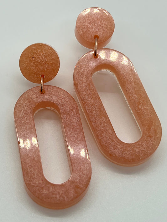 RESIN LONG OPEN OVAL WITH CIRCLE POST IN BLUSH SHIMMER