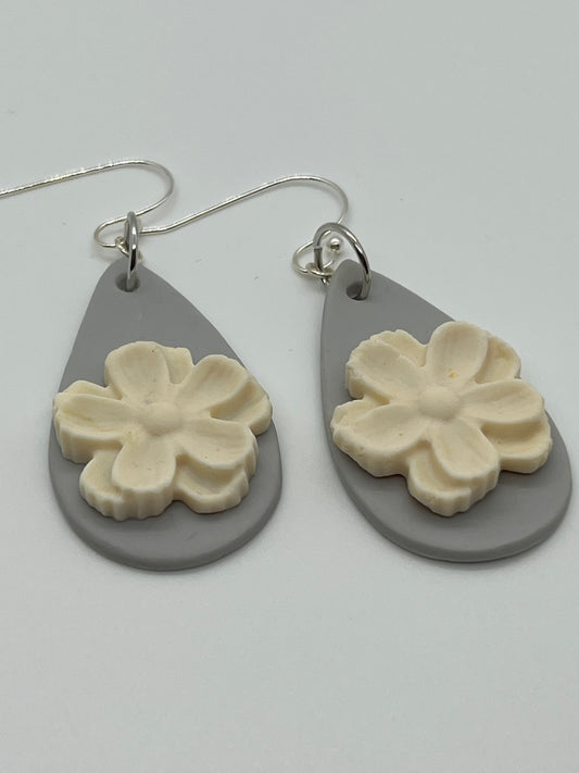 POLYMER OVAL WITH FLOWER IN LIGHT GRAY & WHITE