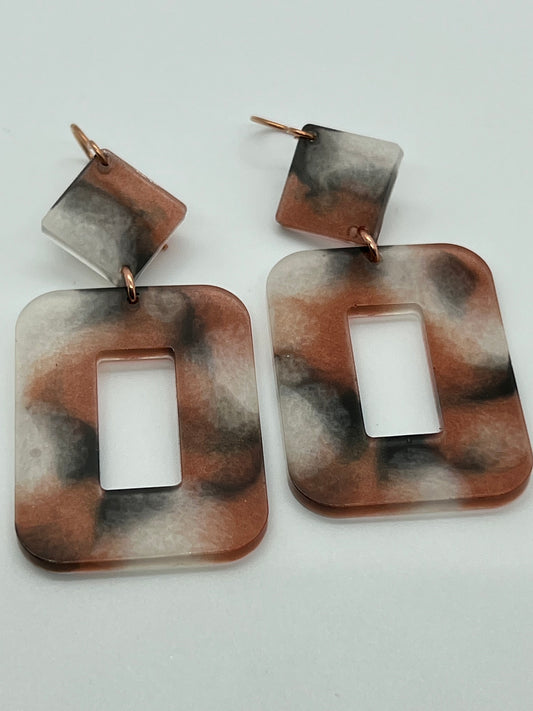 RESIN OPEN RECTANGLE WITH SQUARE DROP IN BLACK, WHITE & BROWN