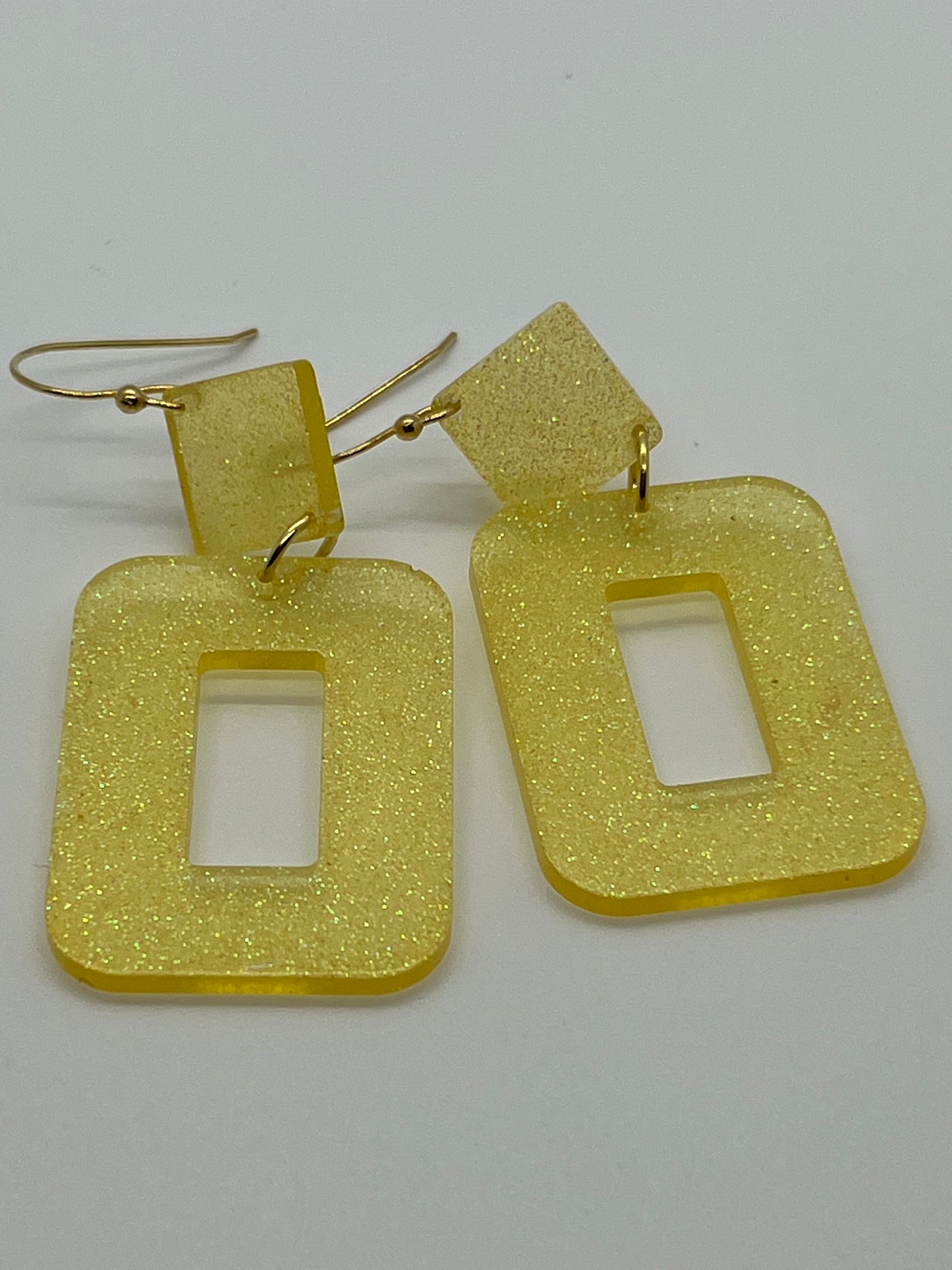 RESIN OPEN RECTANGLE WITH SQUARE DROP IN TRANSLUCENT YELLOW GLITTER