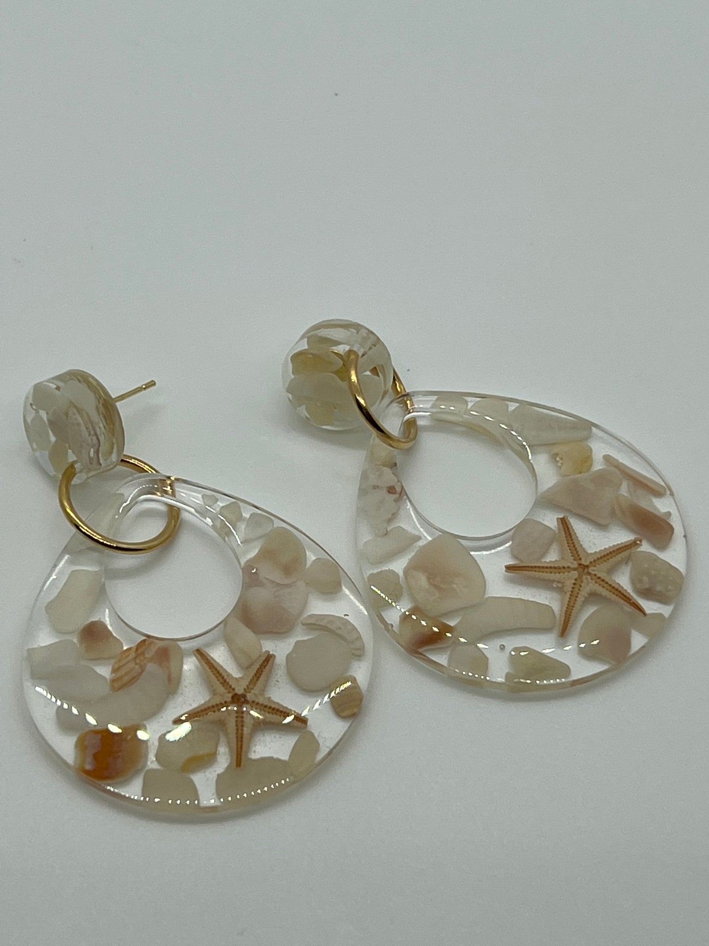 RESIN TEAR DROP WITH SHELLS AND STARFISH WITH CIRCLE POST