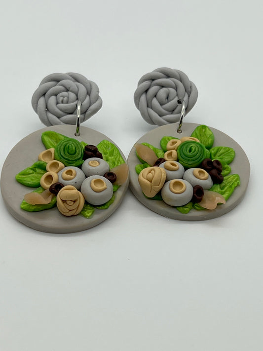 POLYMER WITH ROPE POSTS AND CIRCLE DROP WITH SMALL FLOWERS IN LIGHT GRAY WITH MULTI FLOWER COLORS