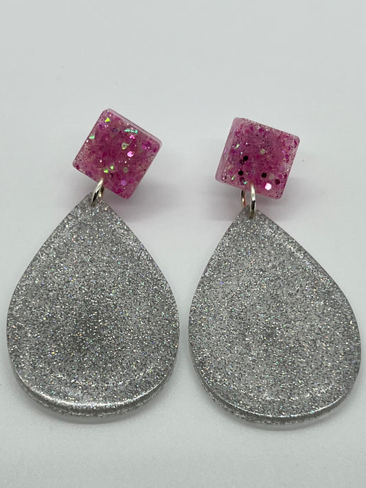 RESIN TEAR DROP IN MULTI SILVER WITH SQUARE POST IN PINK MULTI GLITTER