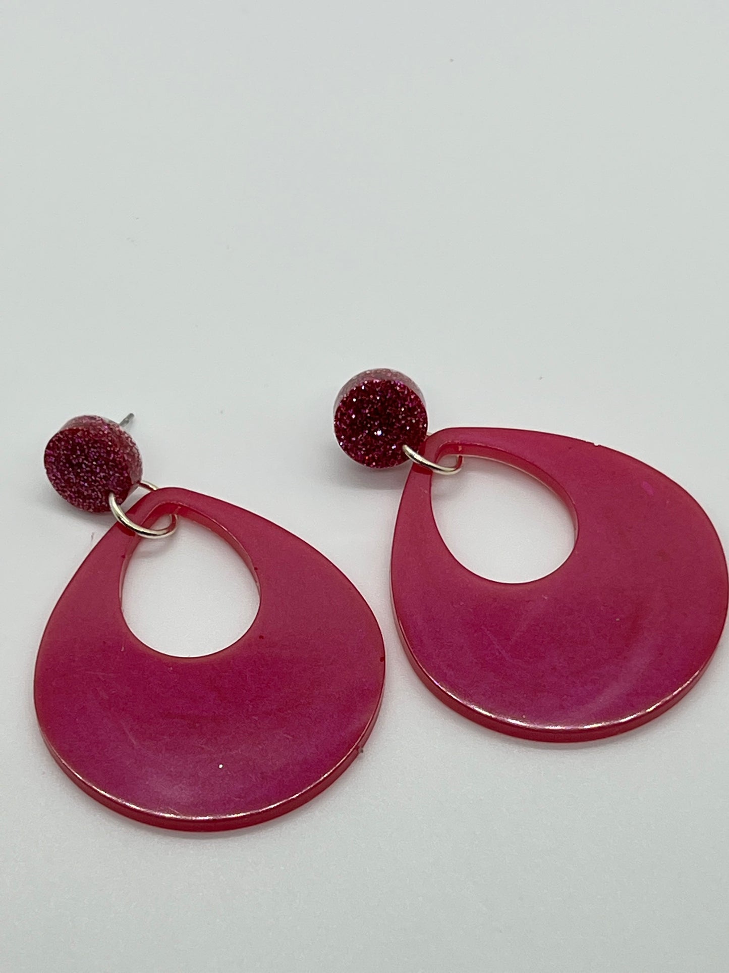 RESIN TEAR DROP IN HOT PINK AND CIRCLE POST IN HOT PINK GLITTER