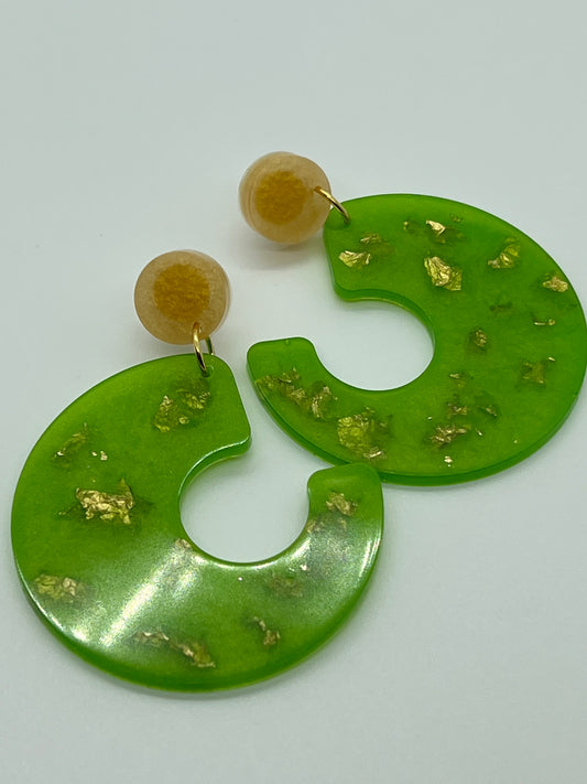 RESIN 3/4 CIRCLE IN GREEN WITH GOLD LEAF & CIRCLE POST IN GOLD SHIMMER