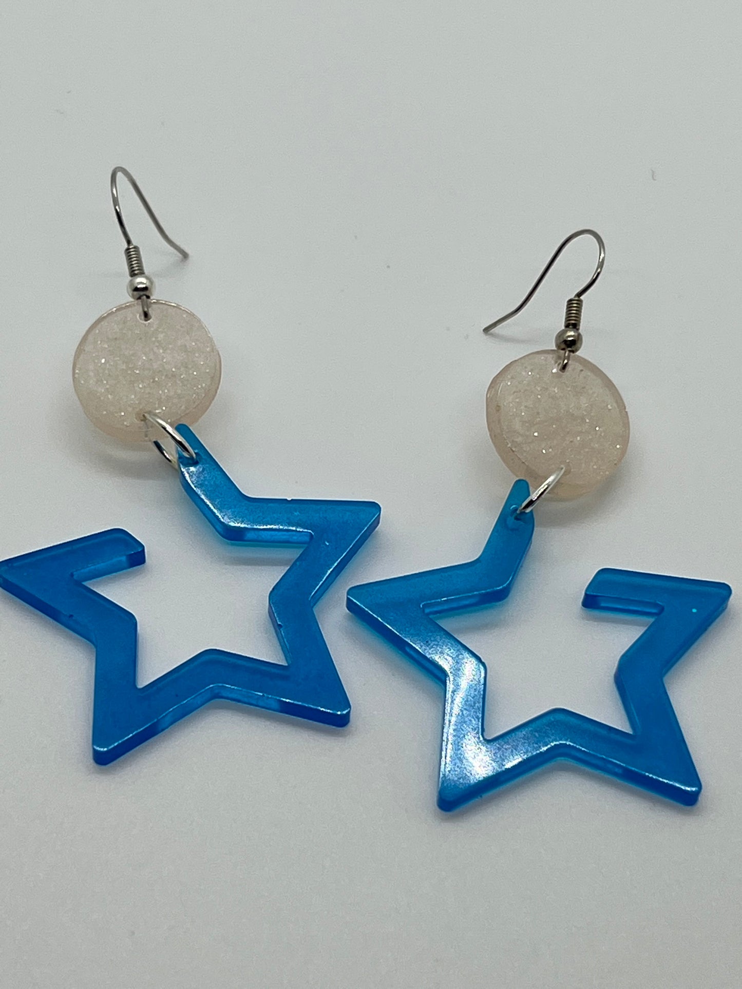 RESIN OPEN STAR IN TRANSLUCENT BLUE WITH CIRCLE DROP IN WHITE SHIMMER