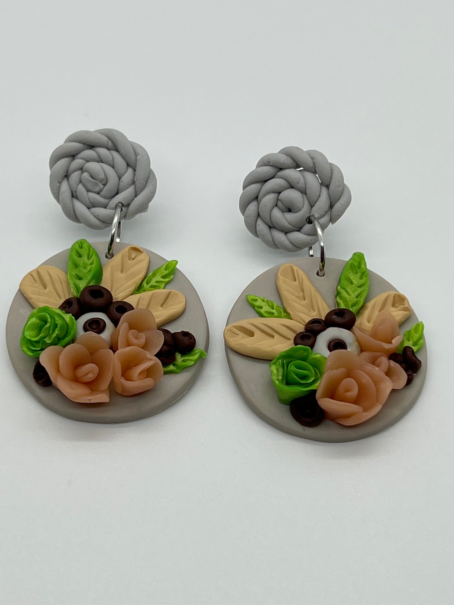 POLYMER WITH ROPE POSTS AND CIRCLE DROP WITH SMALL FLOWERS IN LIGHT GRAY WITH MULTI FLOWER COLORS