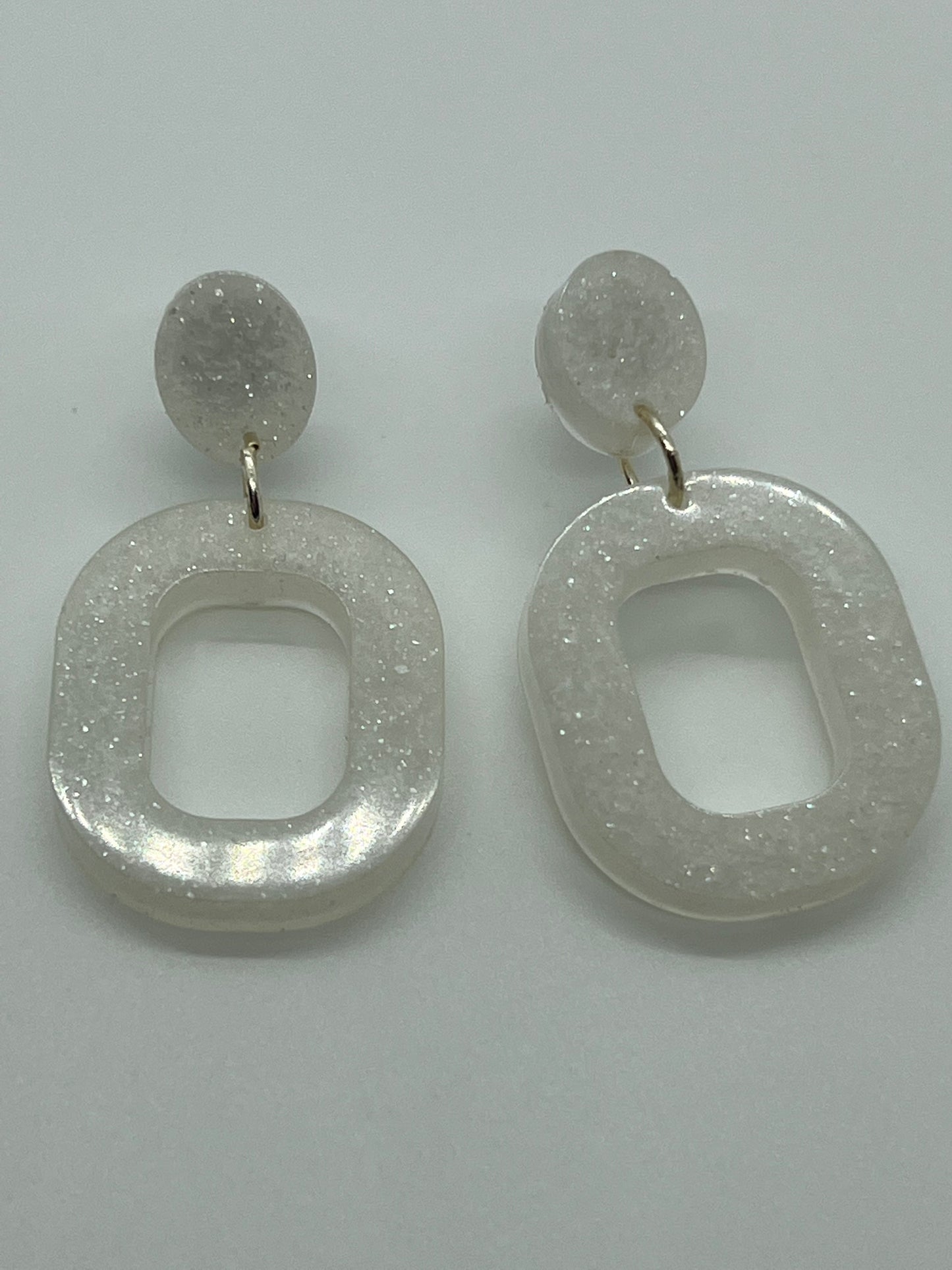 RESIN OPEN OVAL WITH OVAL POST IN WHITE SHIMMER/GLITTER