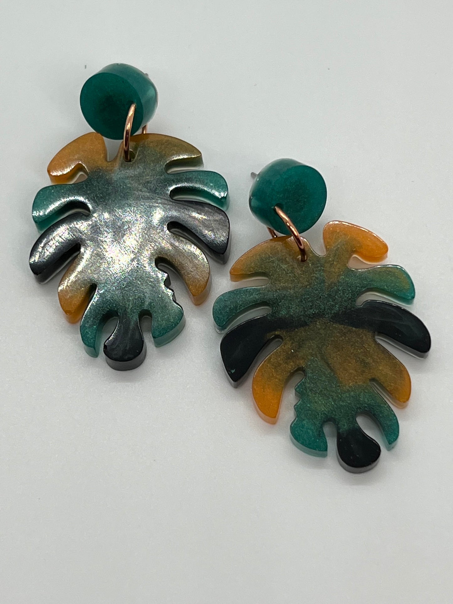 RESIN POST LEAF IN ORANGE GREEN AND BLACK