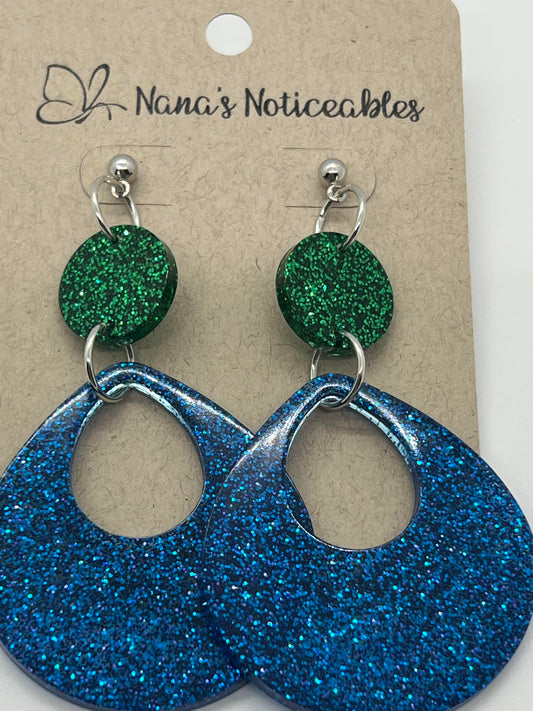 RESIN TEAR DROP IN GLITTER BLUE AND A CIRCLE DROP IN GLITTER GREEN