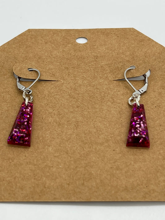 RESIN SMALL SKINNY TRIANGLE IN SPARKLE PINKS, RED AND PURPLE