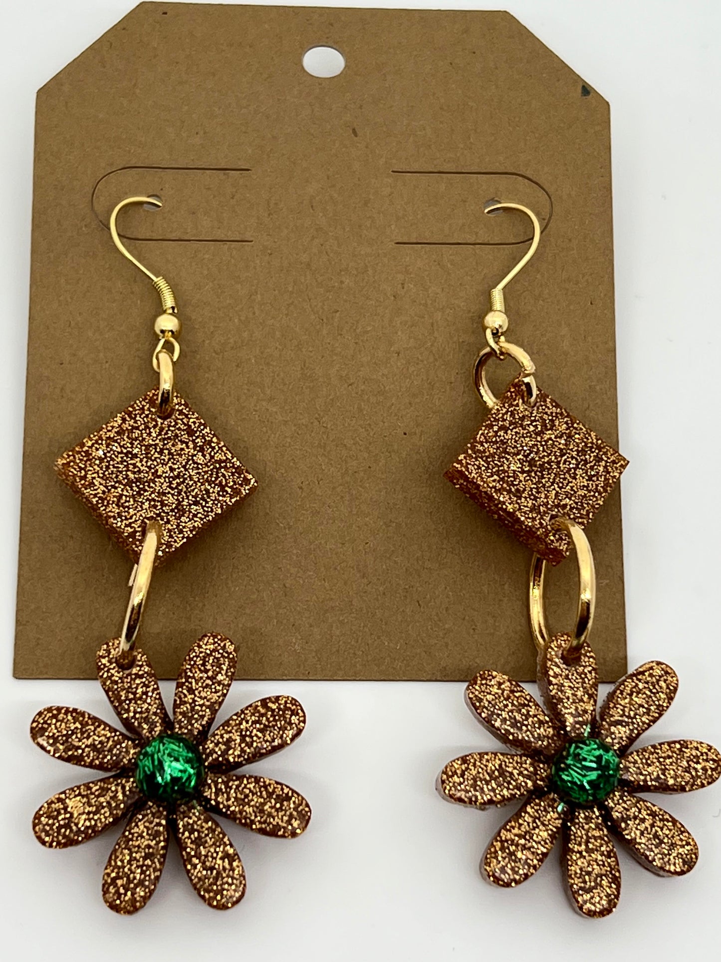 RESIN DAISY DROPS IN SPARKLE GOLD AND GREEN