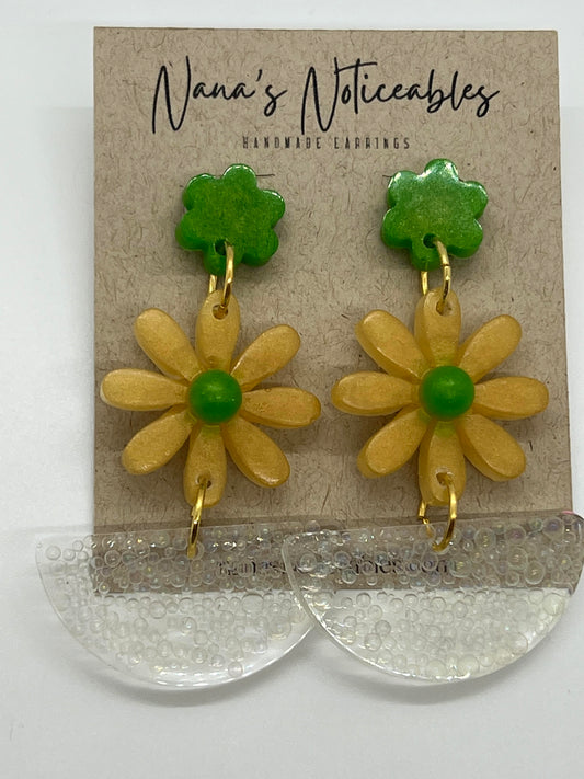 RESIN DAISY IN YELLOW/GREEN AND A HALF CIRCLE FILLED WITH OPAQUE BUBBLES