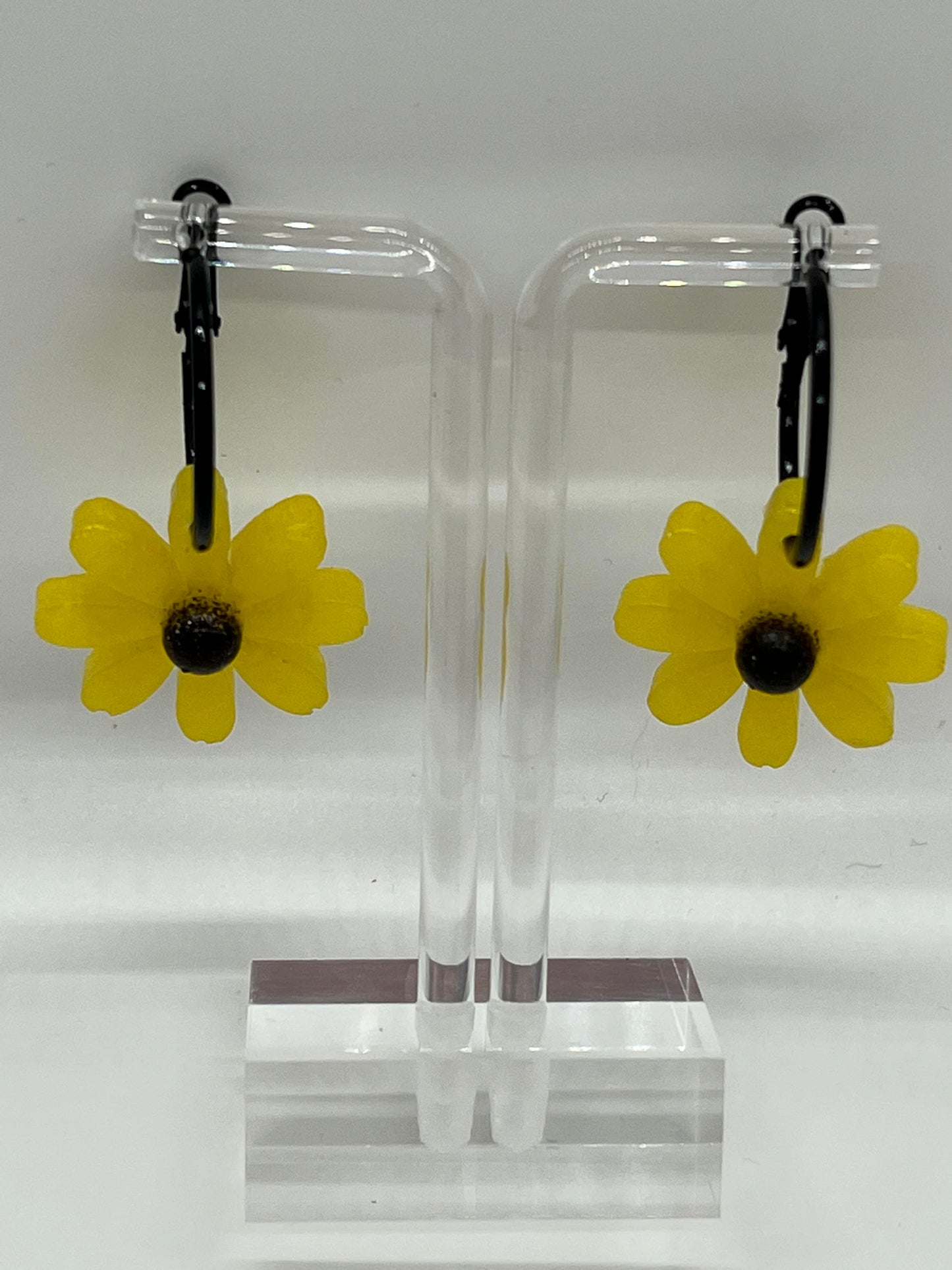 RESIN LARGE DAISY ON SMALL HOOP IN YELLOW