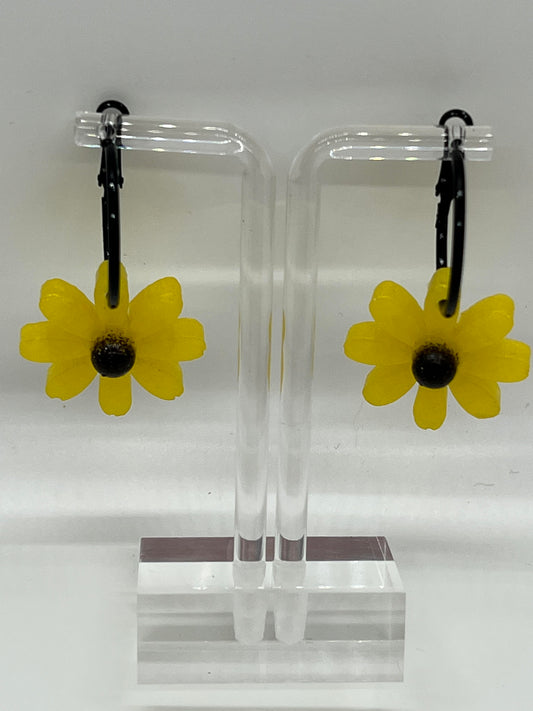 RESIN LARGE DAISY ON SMALL HOOP IN YELLOW