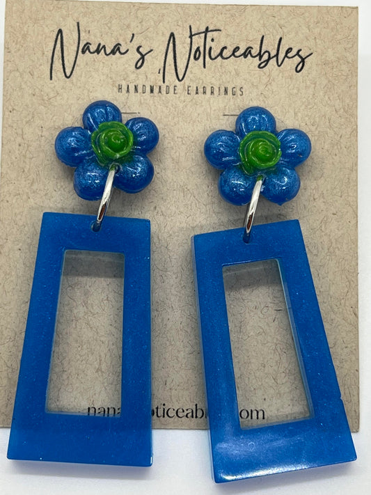 RESIN BLUE FLOWER ATTACHED TO A BLUE OPEN RECTANGLE