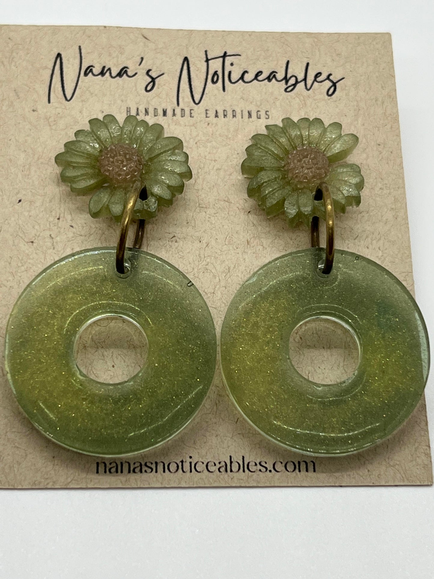 RESIN FORGET ME NOT DAISY WITH OPEN CIRCLES IN SAGE GREEN