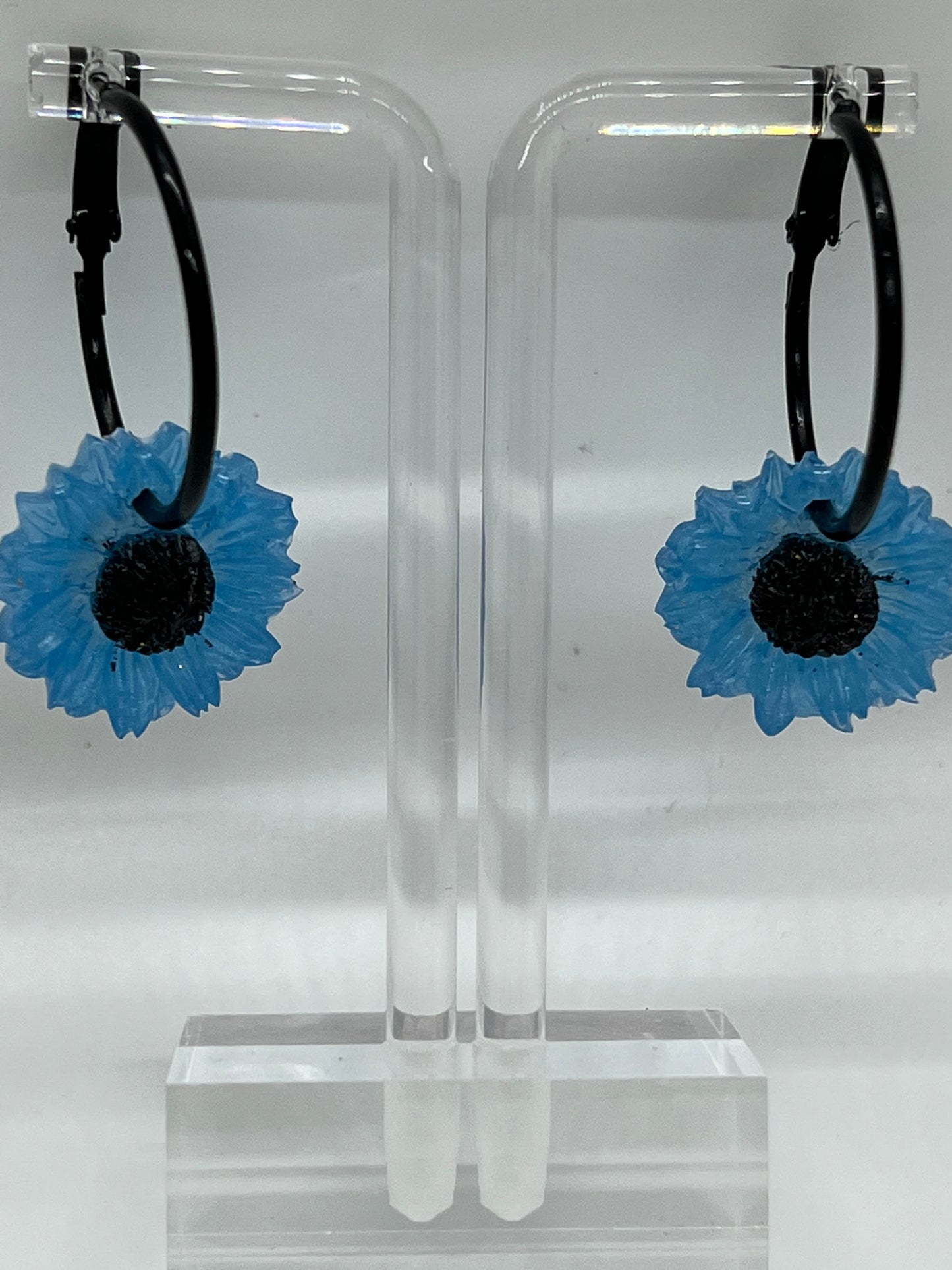 RESIN MEDIUM SUN FLOWER IN BLUE ON A BLACK HOOP