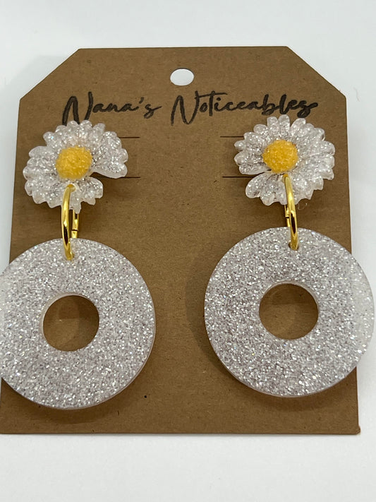 RESIN FORGET ME NOT DAISY WITH A DROP OF AN OPEN CIRCLE IN SPARKLY WHITE AND YELLOW