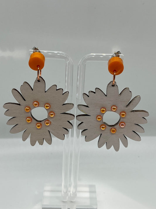 WOOD WHITE DAISY WITH ORANGE BEADS