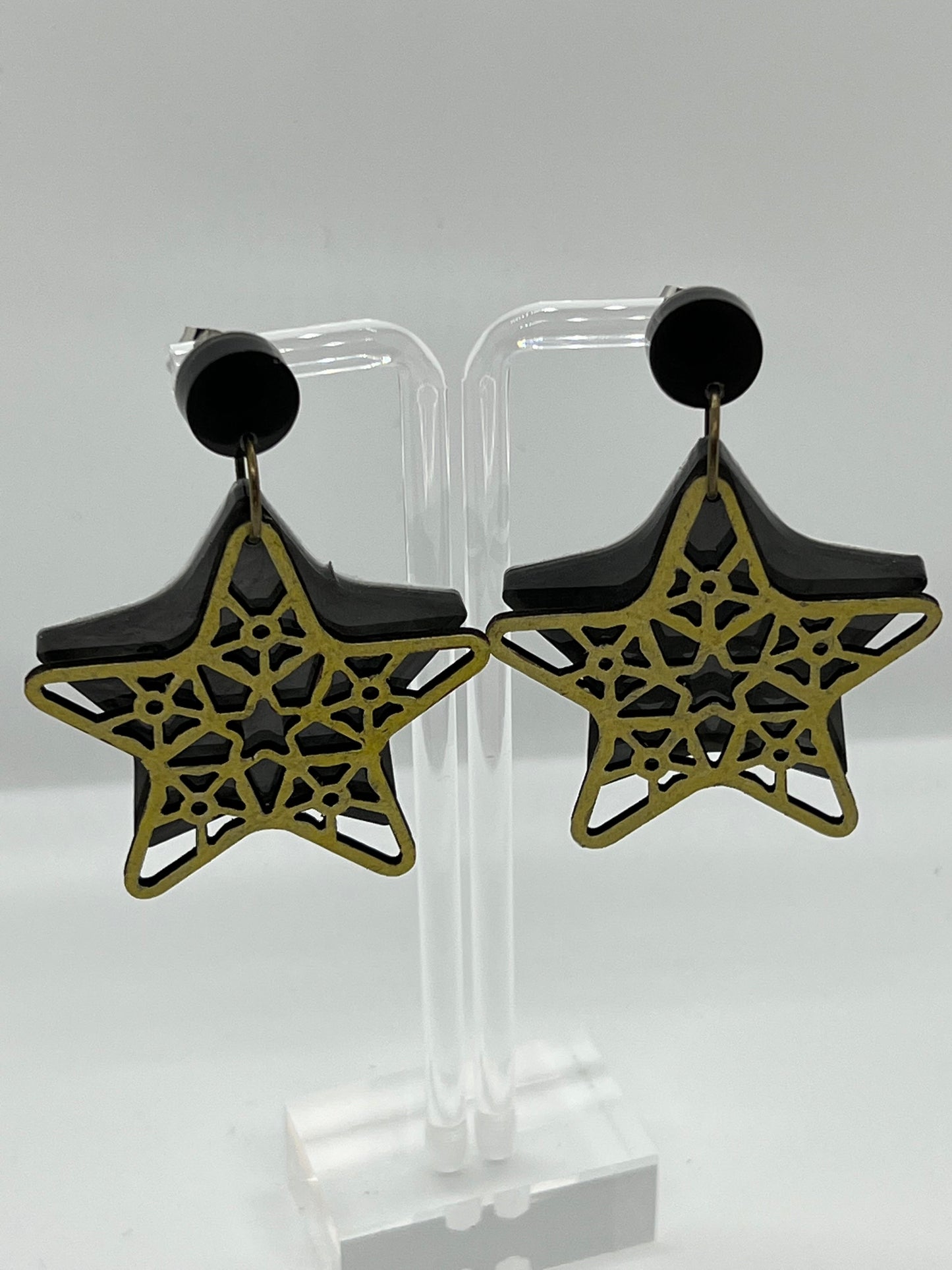 WOOD AND RESIN STARS IN GOLD AND BLACK