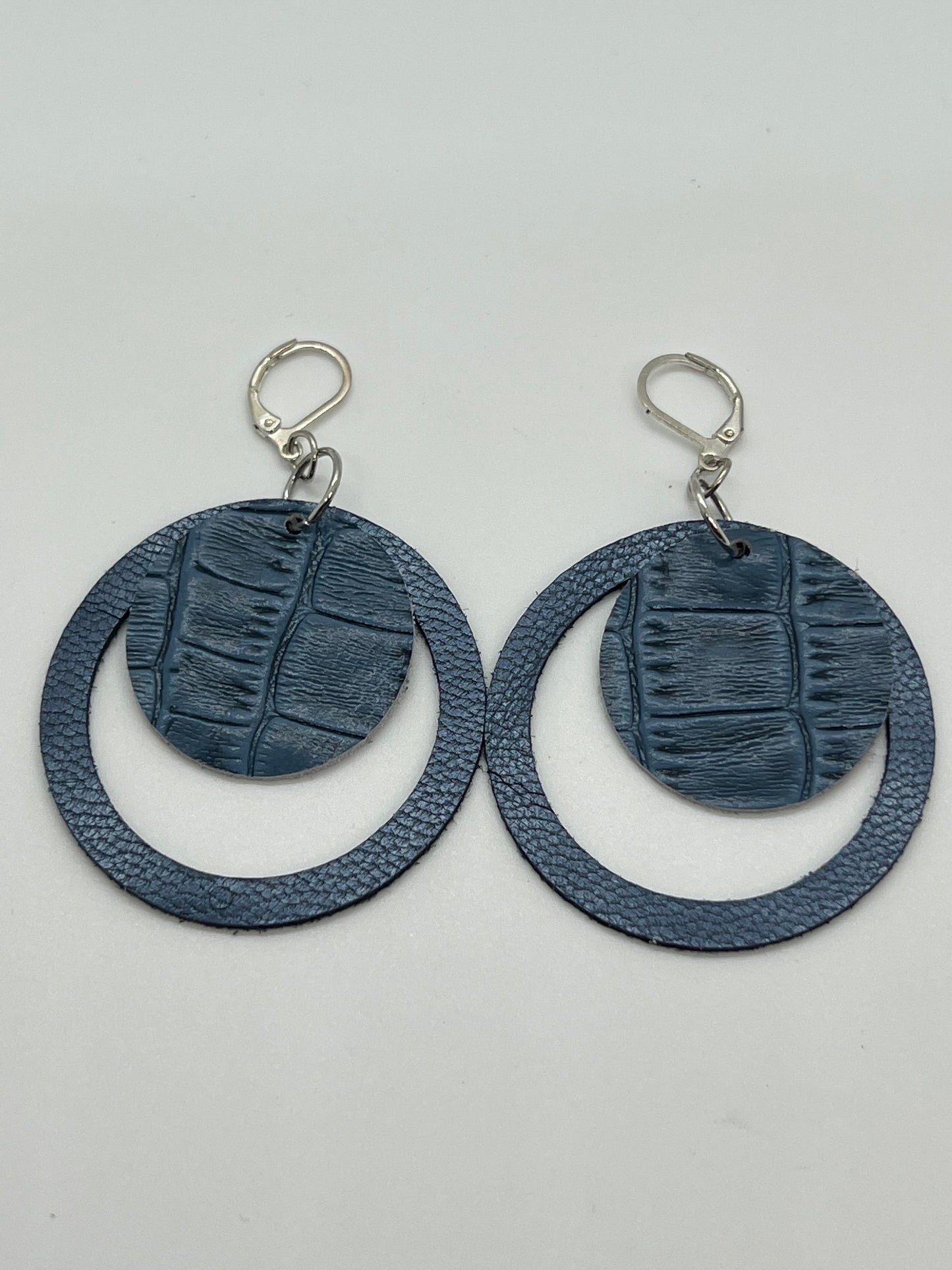 LEATHER 2 LAYERS OPEN CIRCLE IN NAVY AND COBALT WHICH IS CROCO EMBOSSED